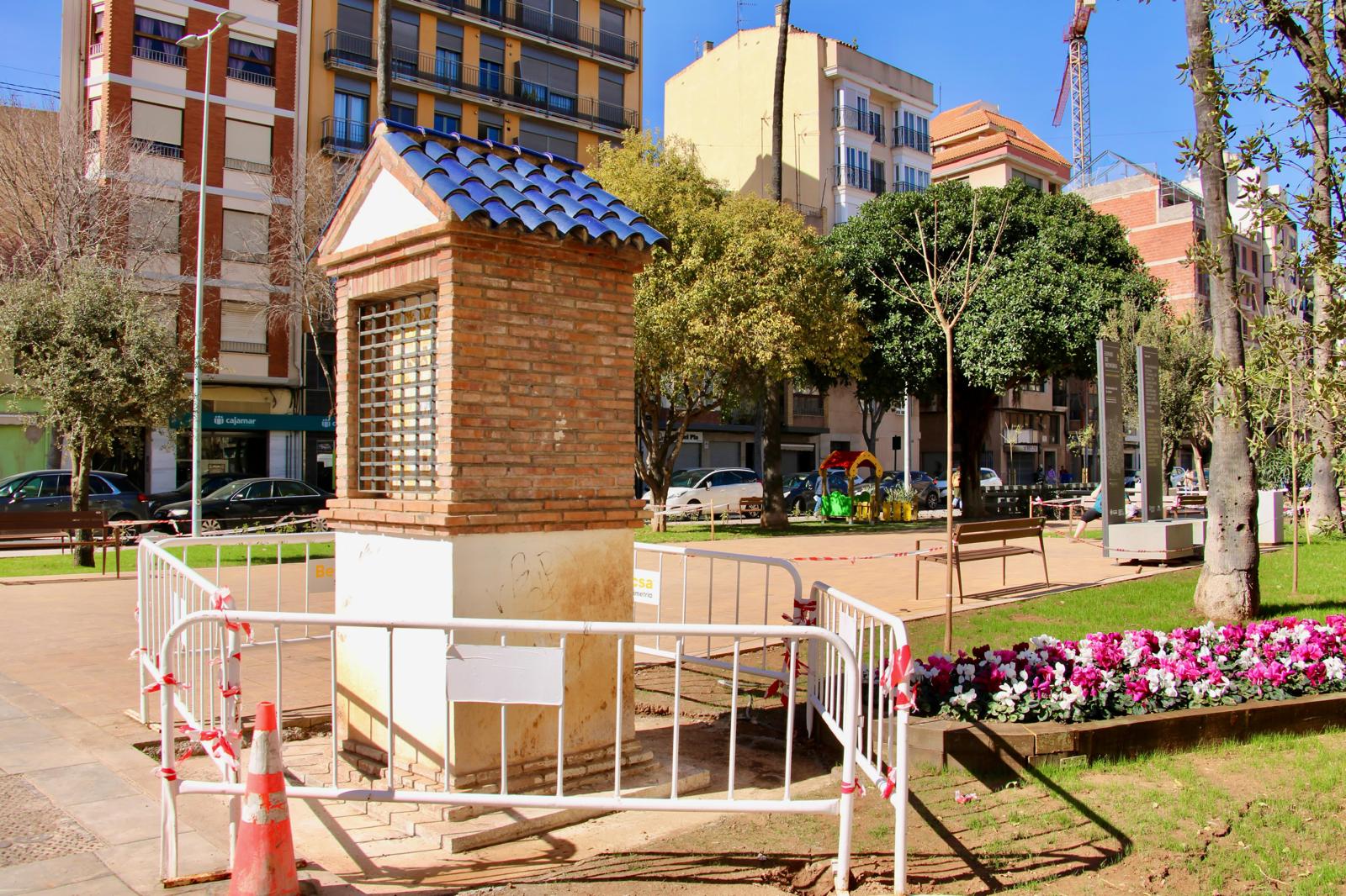 La capella dels Tres Caigudes estrena la seua nova ubicació en la plaça Forn del Pla i està llesta per a acollir l'acte en Magdalena