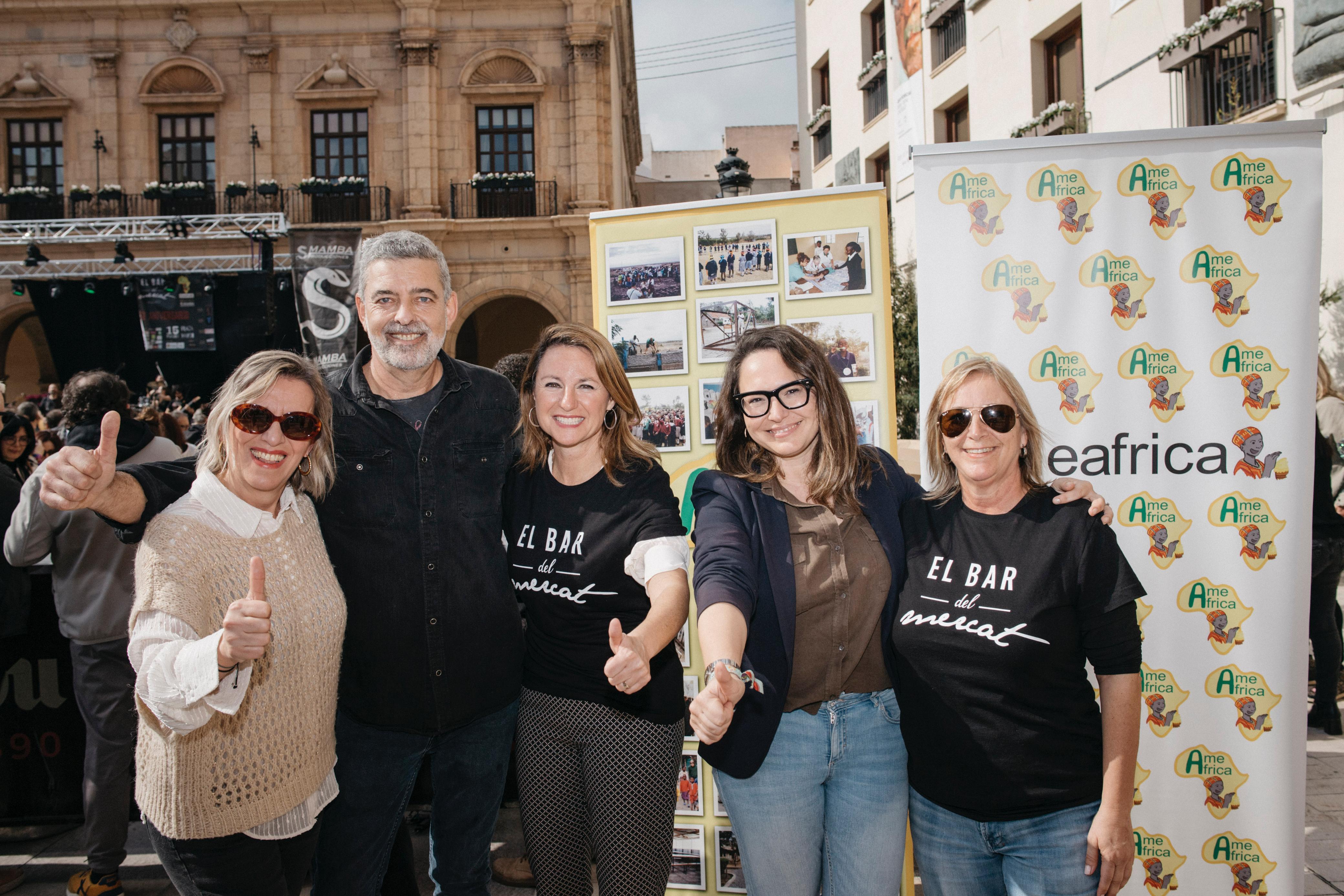 L'alcaldessa de Castelló ressalta la iniciativa solidària del Bar del Mercat per a celebrar el seu 52é aniversari