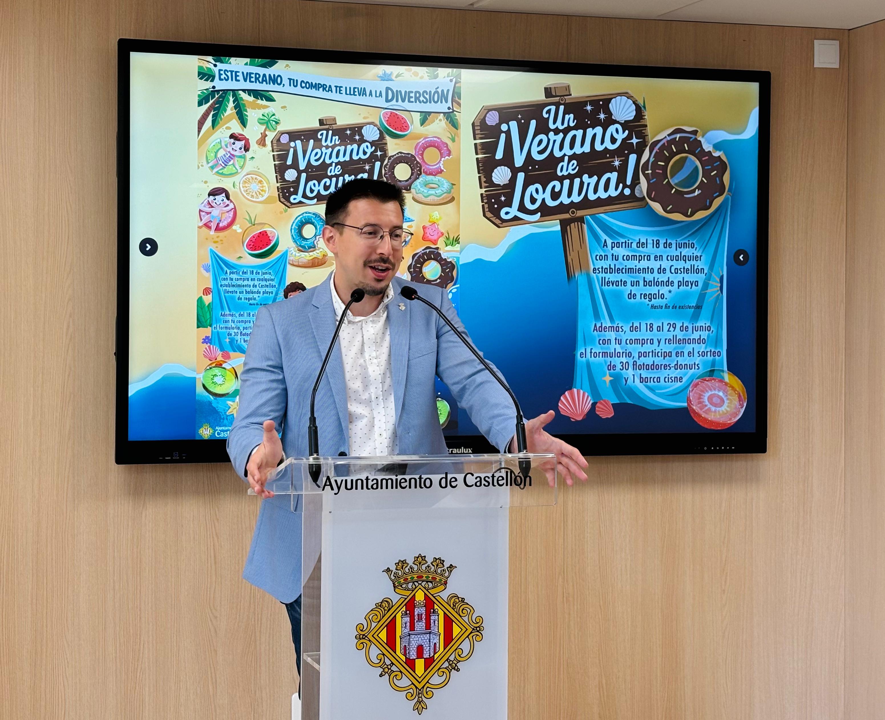 La regidoria de Comerç llança una campanya d'estiu amb el repartiment de 5.000 pilotes de platja i un gran sorteig per comprar en el comerç local