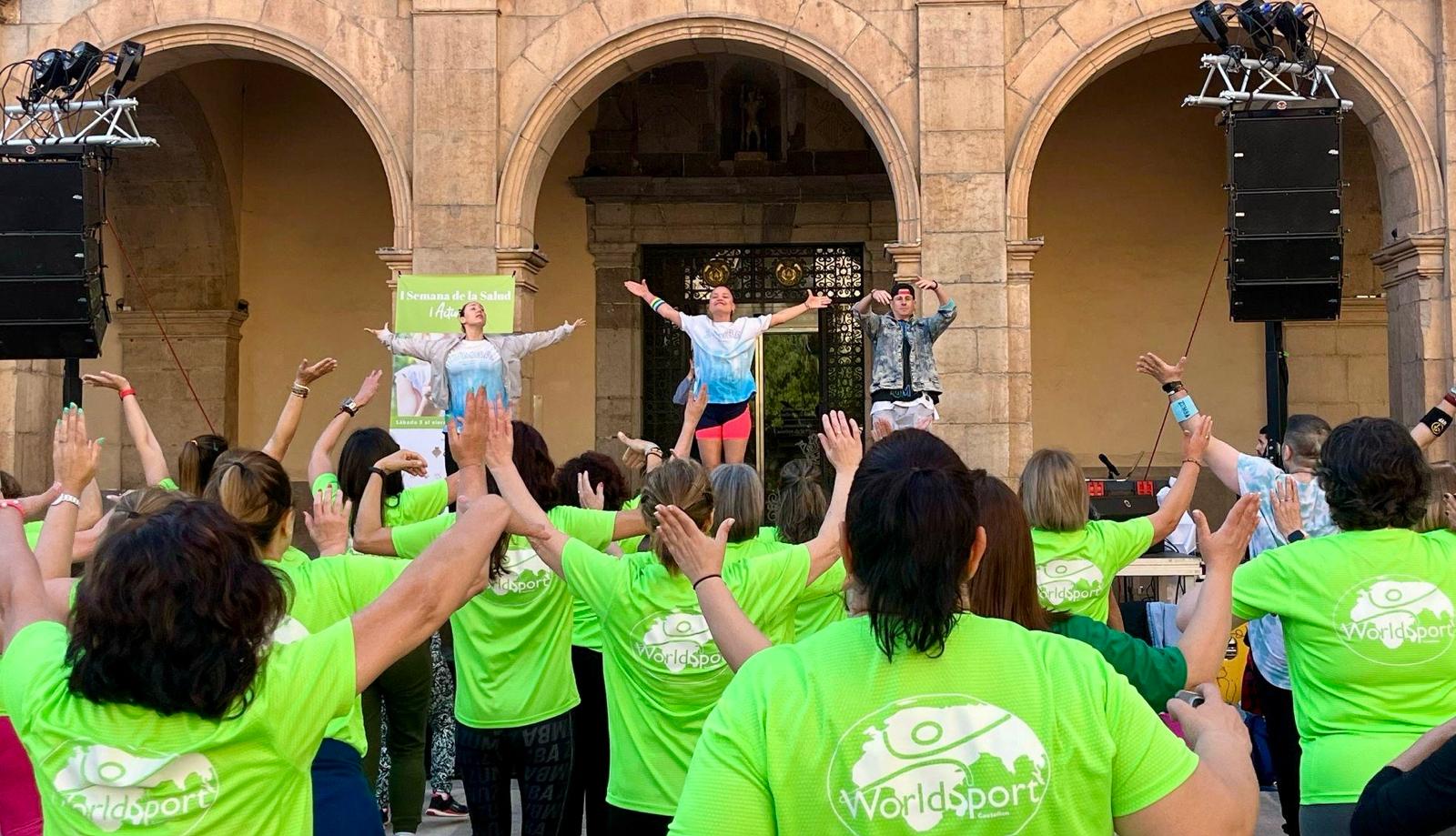 Més de 100 persones participen en la classe de zumba de la I Setmana de la Salut celebrada en la plaça Major