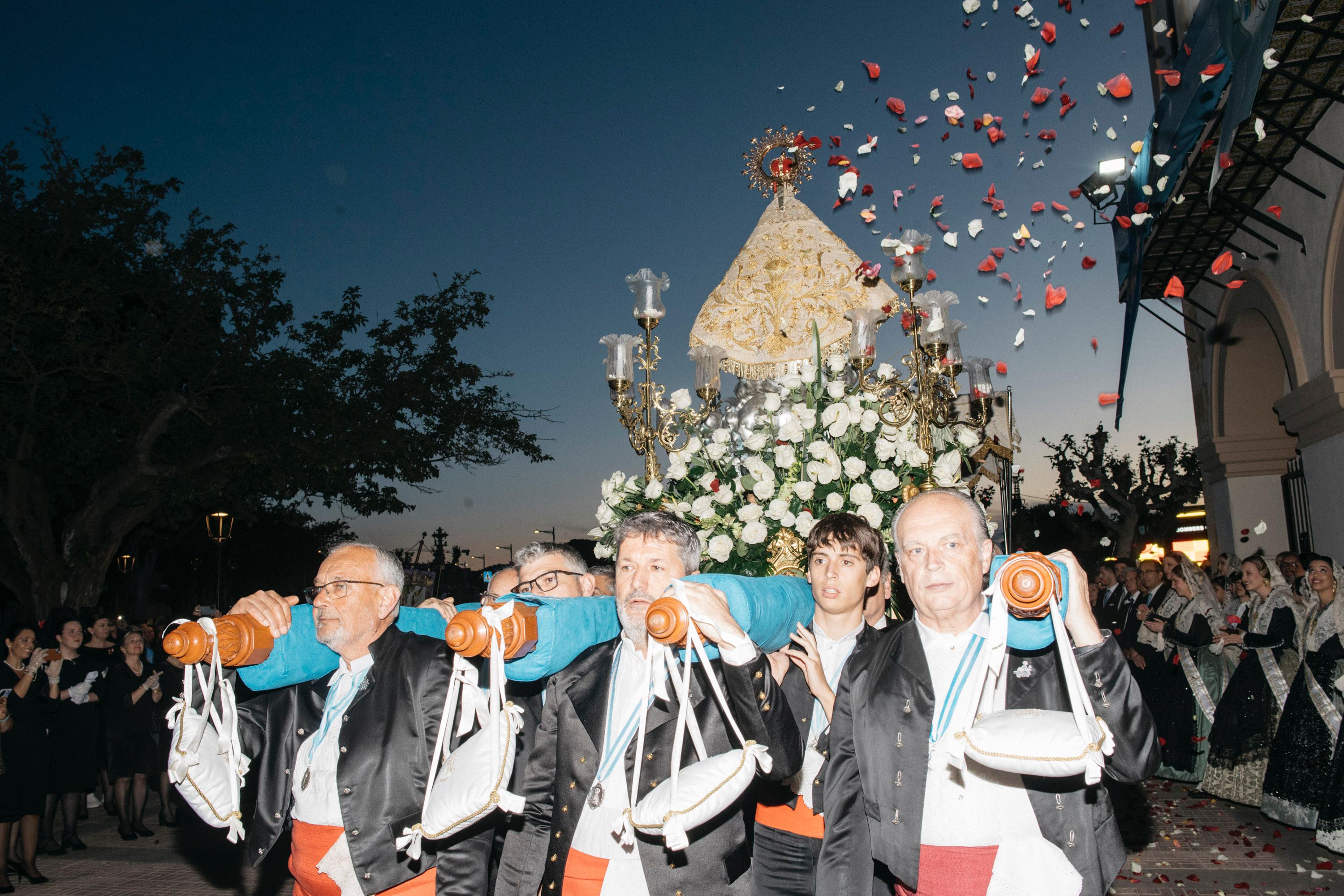 L'alcaldessa de Castelló acompanya a la Mare de Déu del Lledó a la Basílica, en la processó del trasllat de la Verge