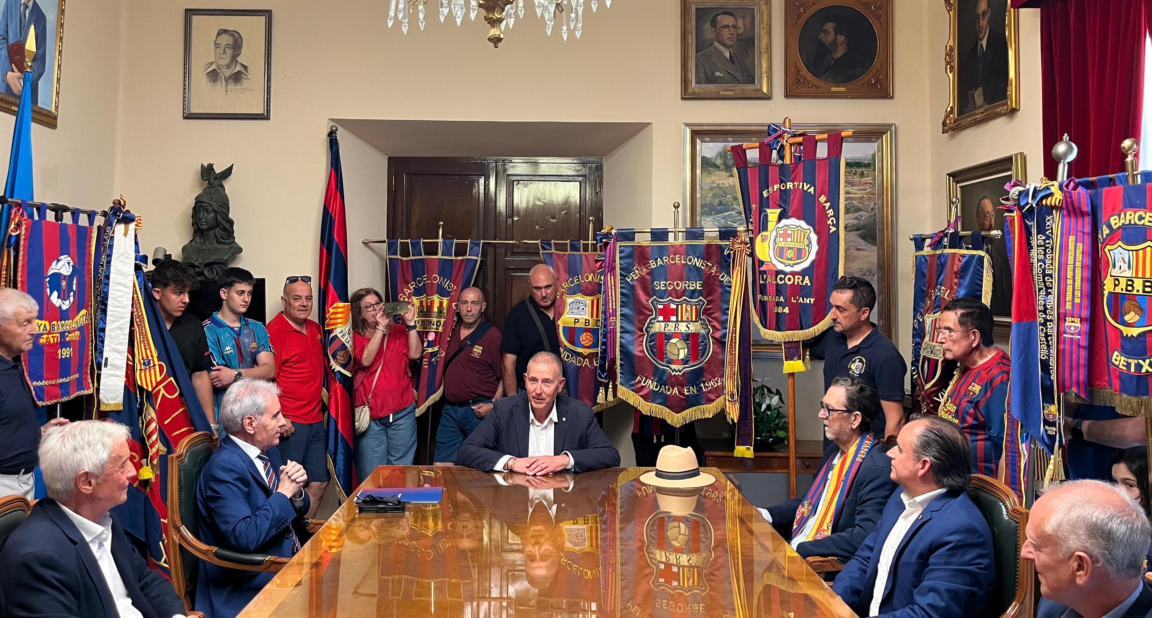 Vicent Sales rep als participants de la “XXV Trobada de Penyes Barcelonistes de les Comarques de Castelló”