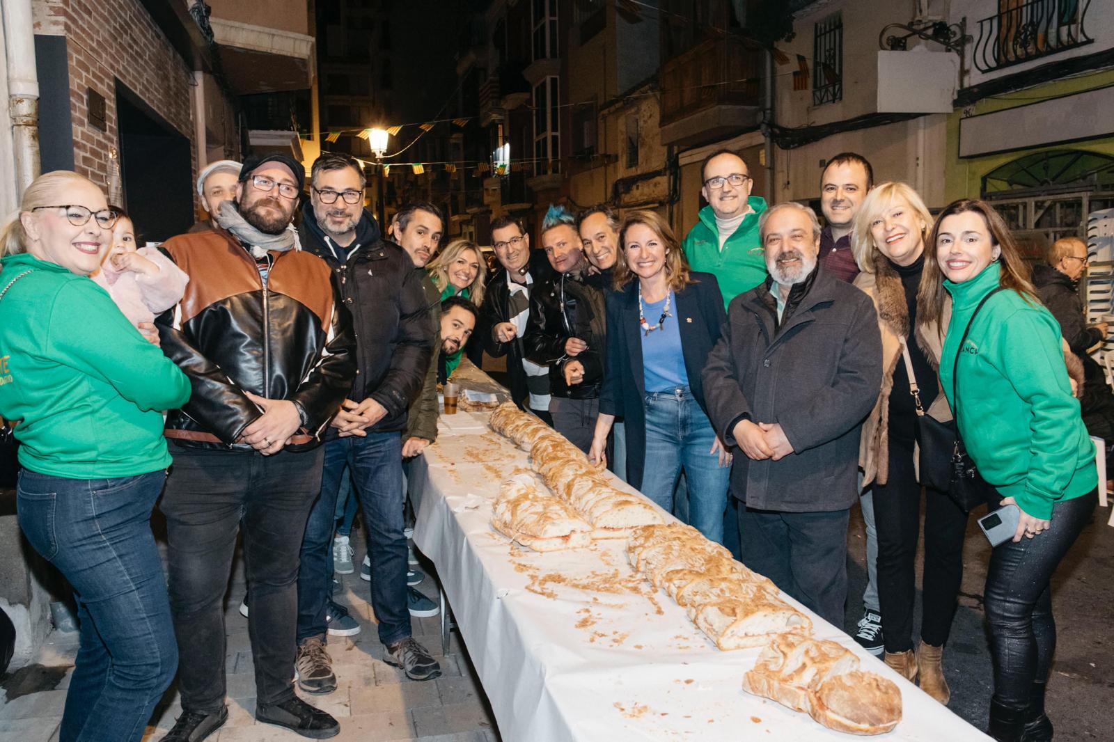 Begoña Carrasco participa en les festes del carrer Sant Blai i dona suport a la causa del seu “entrepà solidari” gegant