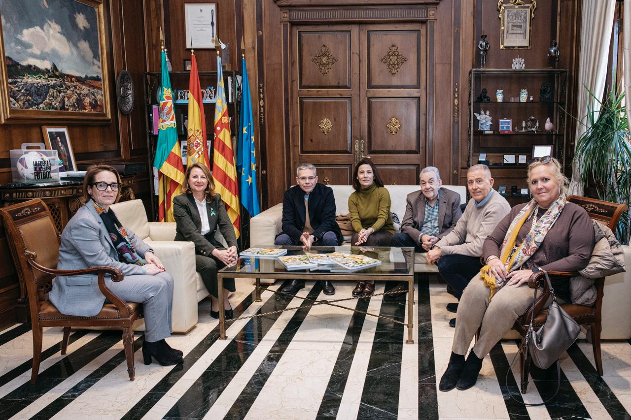 L'alcaldessa de Castelló rep el llibre del Centenari de la Coronació de la Mare de Déu del Lledó de mans de la Reial Confraria