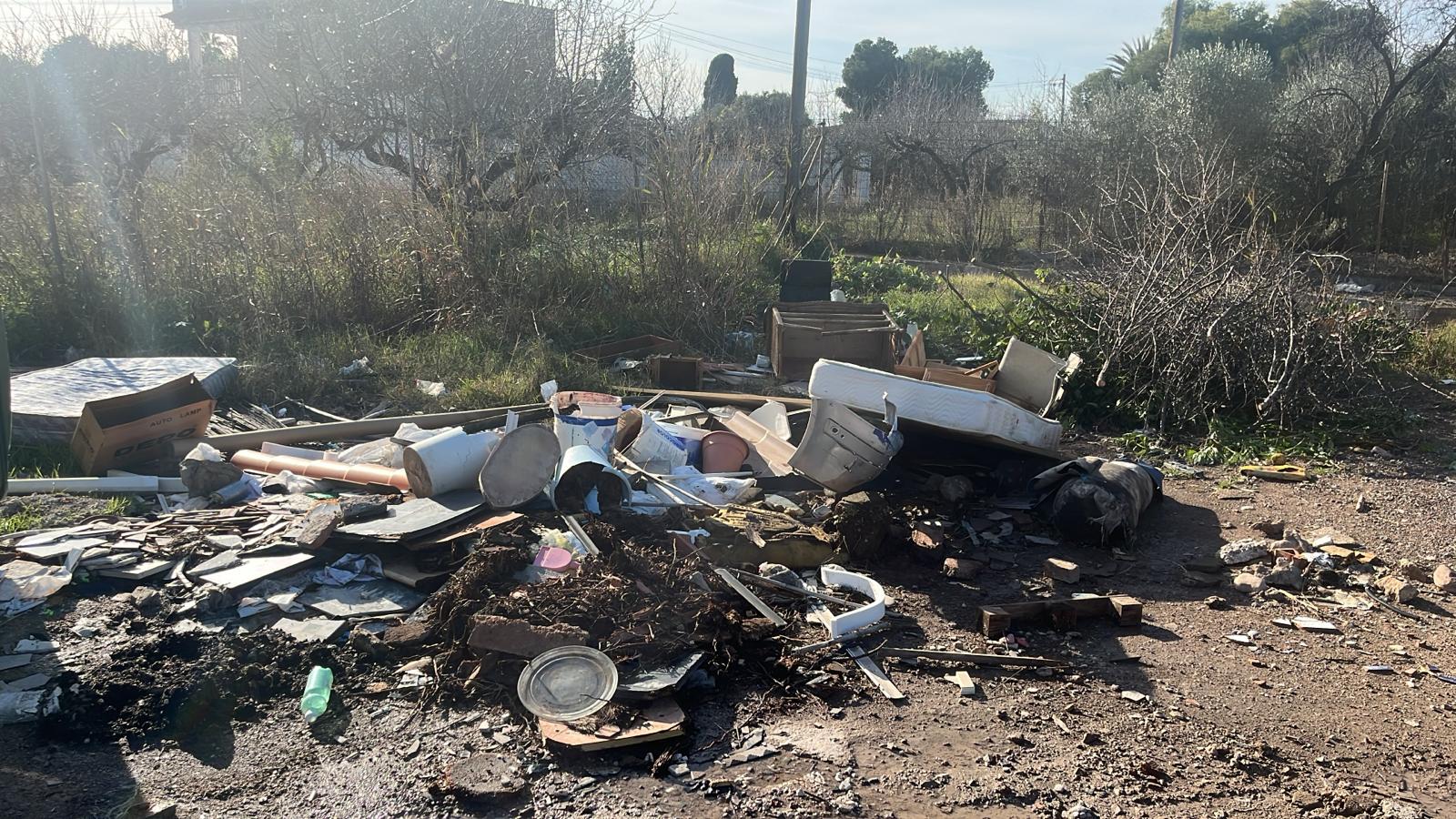 Plagues i falta de neteja copen les queixes veïnals i evidencien l'abandó de Carrasco dels barris