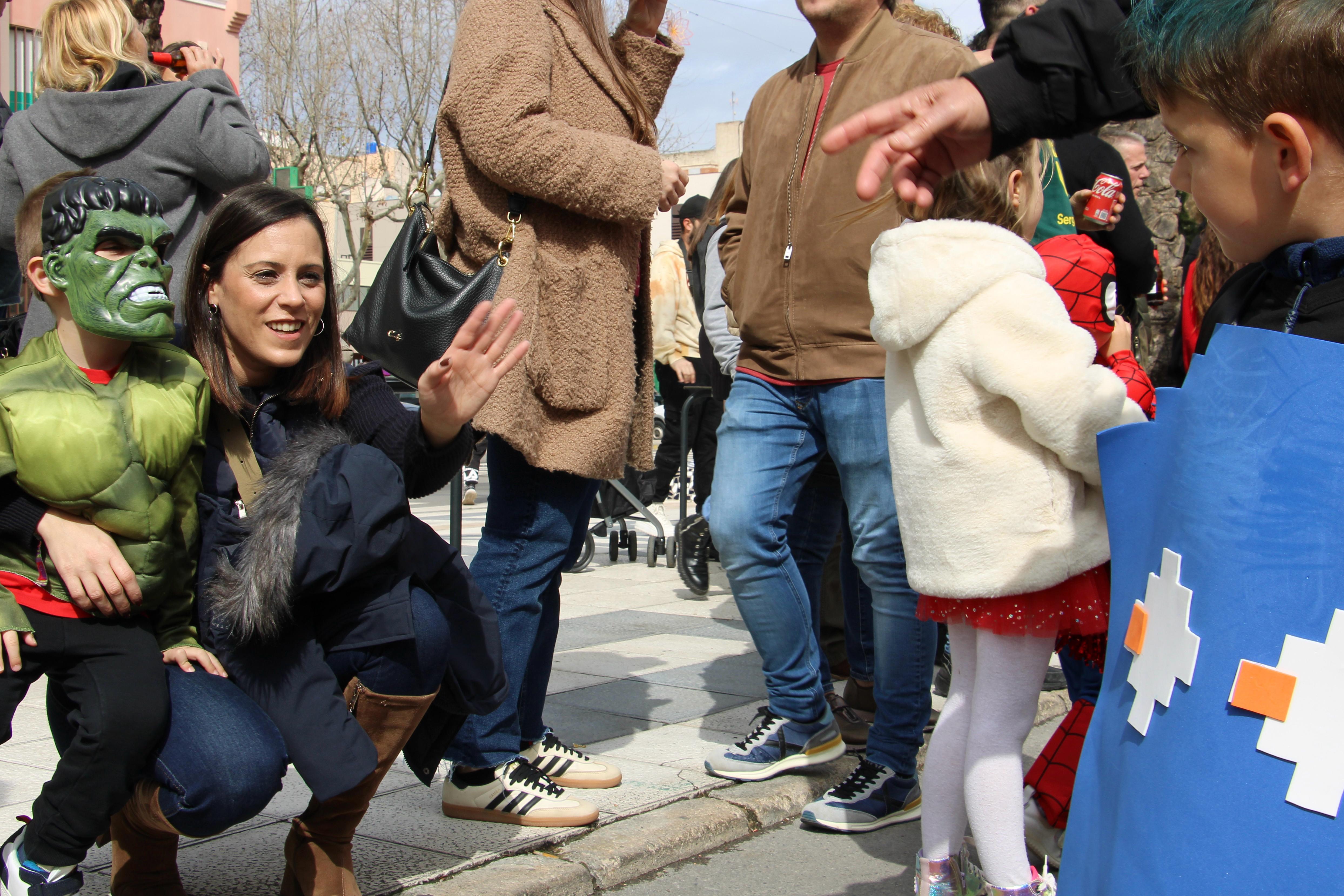 Els xiquets i xiquetes omplin de color i diversió el Grau amb la Desfilada Infantil de ‘Carnestoltes’