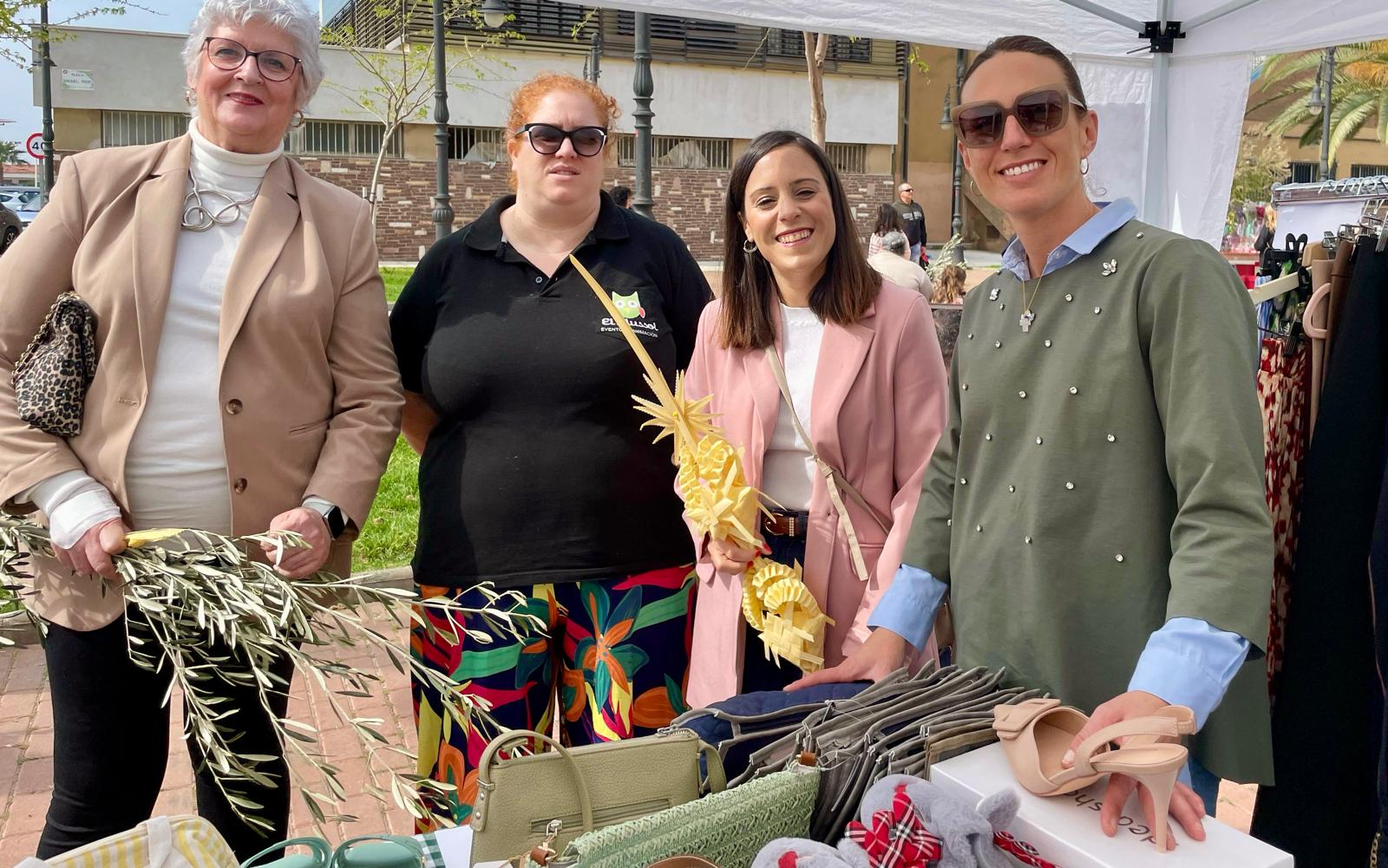 La Tinenta Alcalde del Grau visita el mercat Outlet Primavera Market