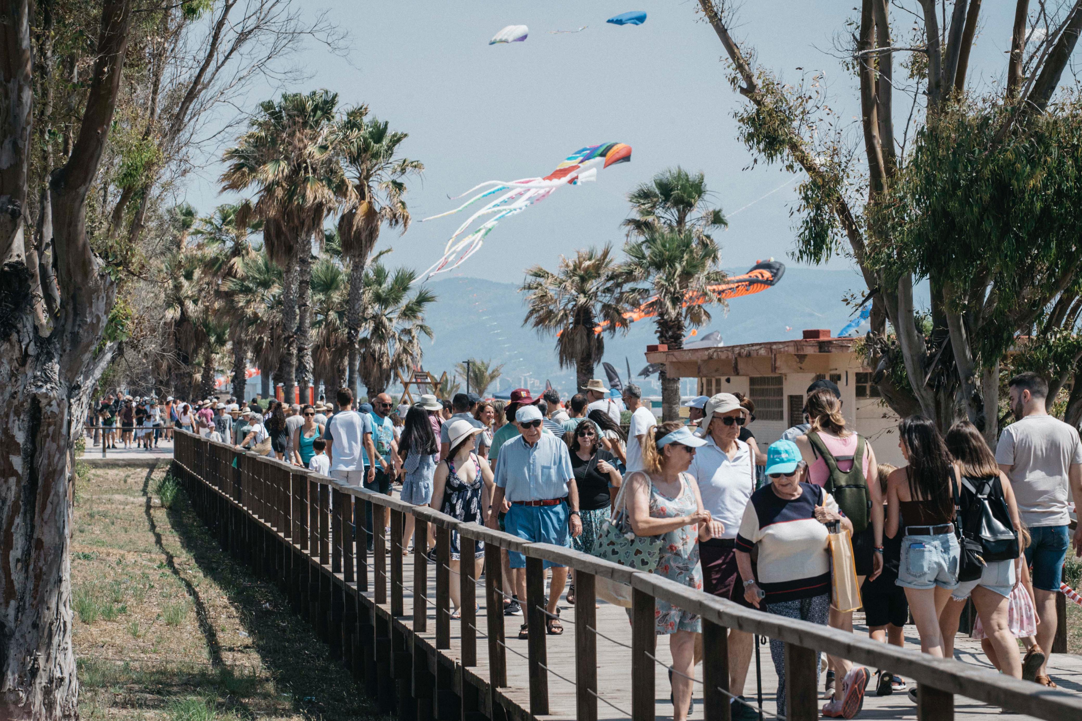 Multitud de persones omplin les platges de Castelló en la primera jornada de l'II Festival del Vent