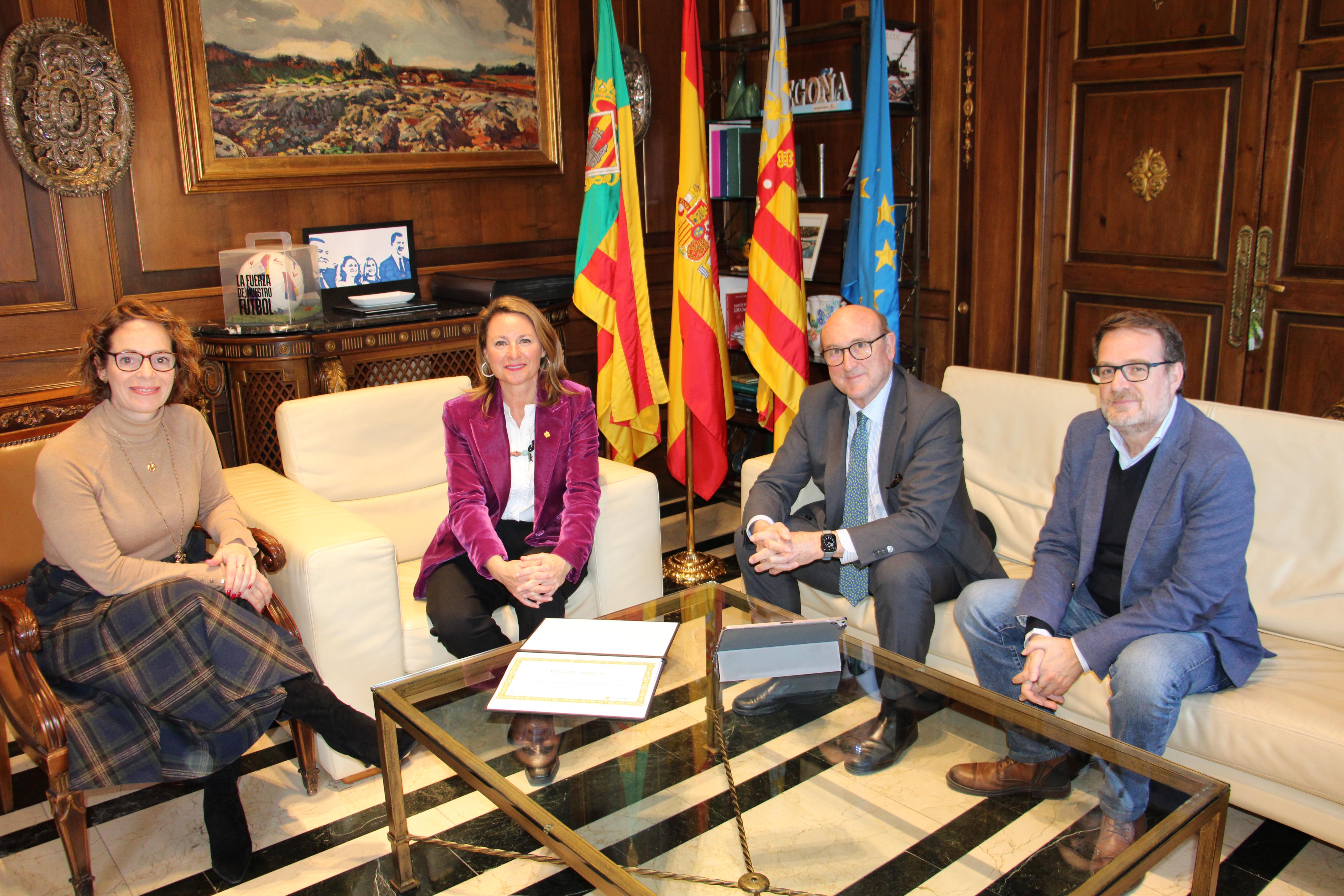 Begoña Carrasco rep a representants de Moros d’Alqueria que ja preparen el 50 aniversari de l'entitat festera