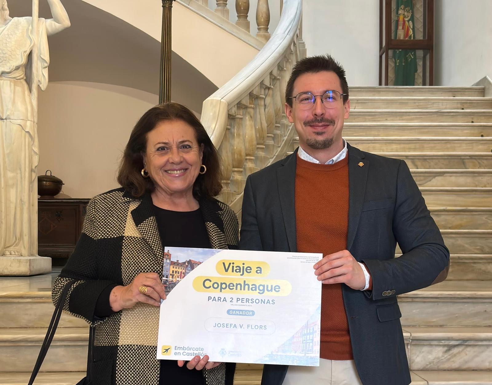 La regidoria de Comerç entrega el premi del sorteig d'un viatge a Copenhaguen per la campanya que ha impulsat les compres en els comerços afectats per la Zona de Baixes Emissions