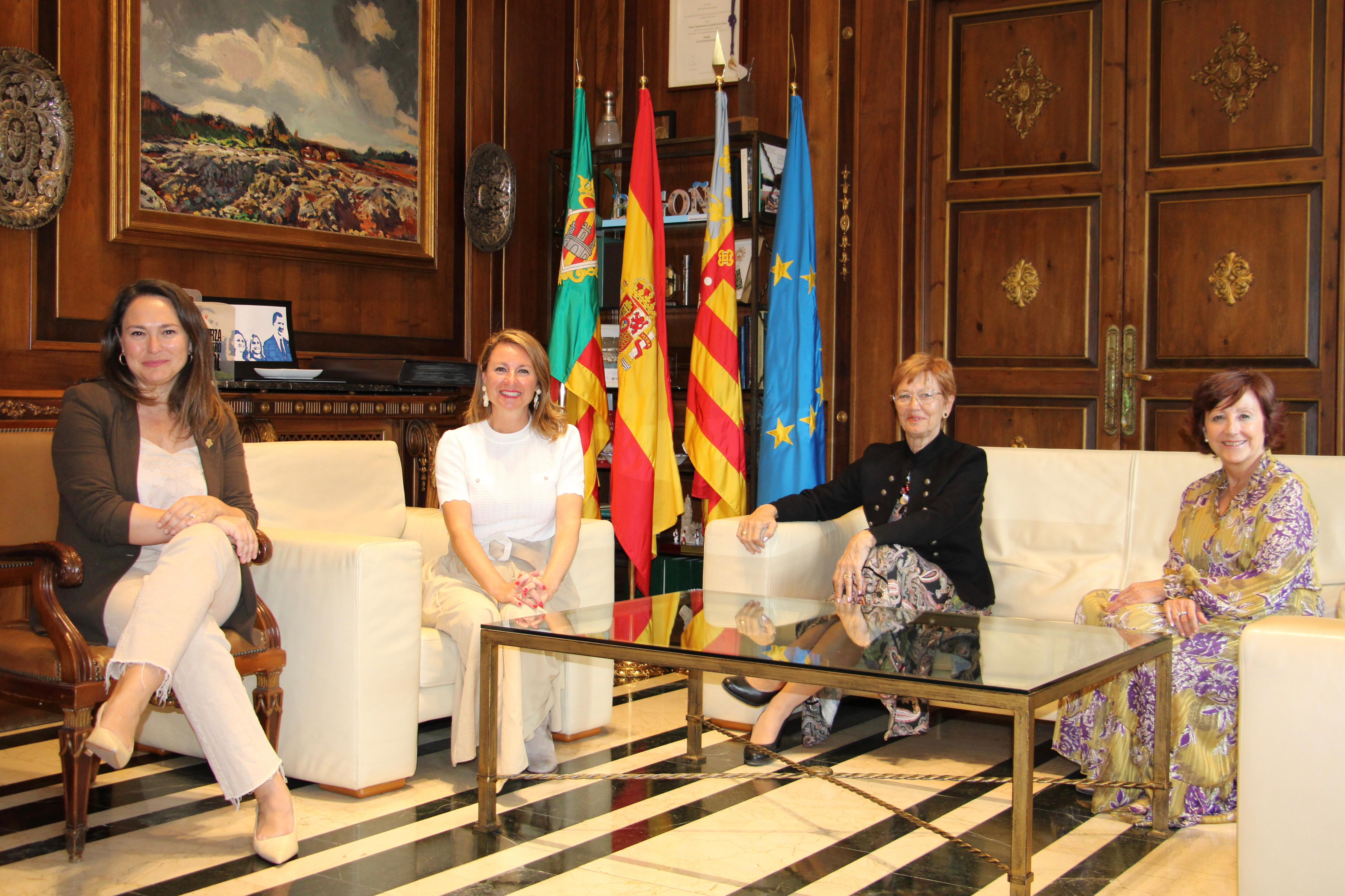 Begoña Carrasco rep a Maira Barrieras com a nova presidenta de l'Associació Espanyola Contra el Càncer a Castelló
