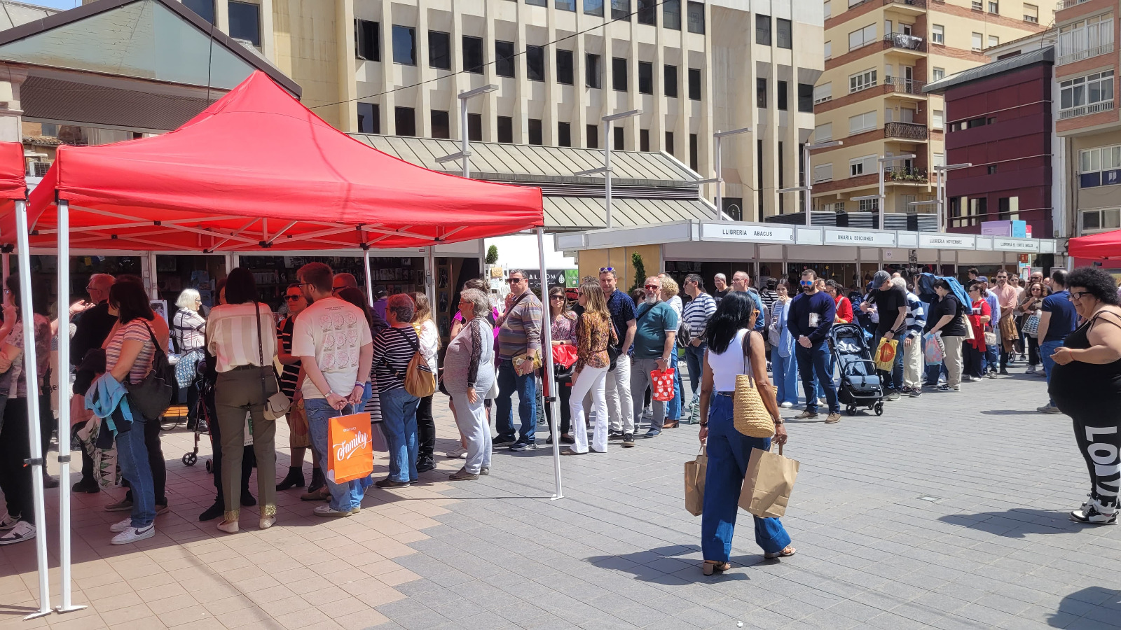 Javier Sierra i Luz Gabás inunden la Fira del Llibre de lectors abans de la seua jornada final
