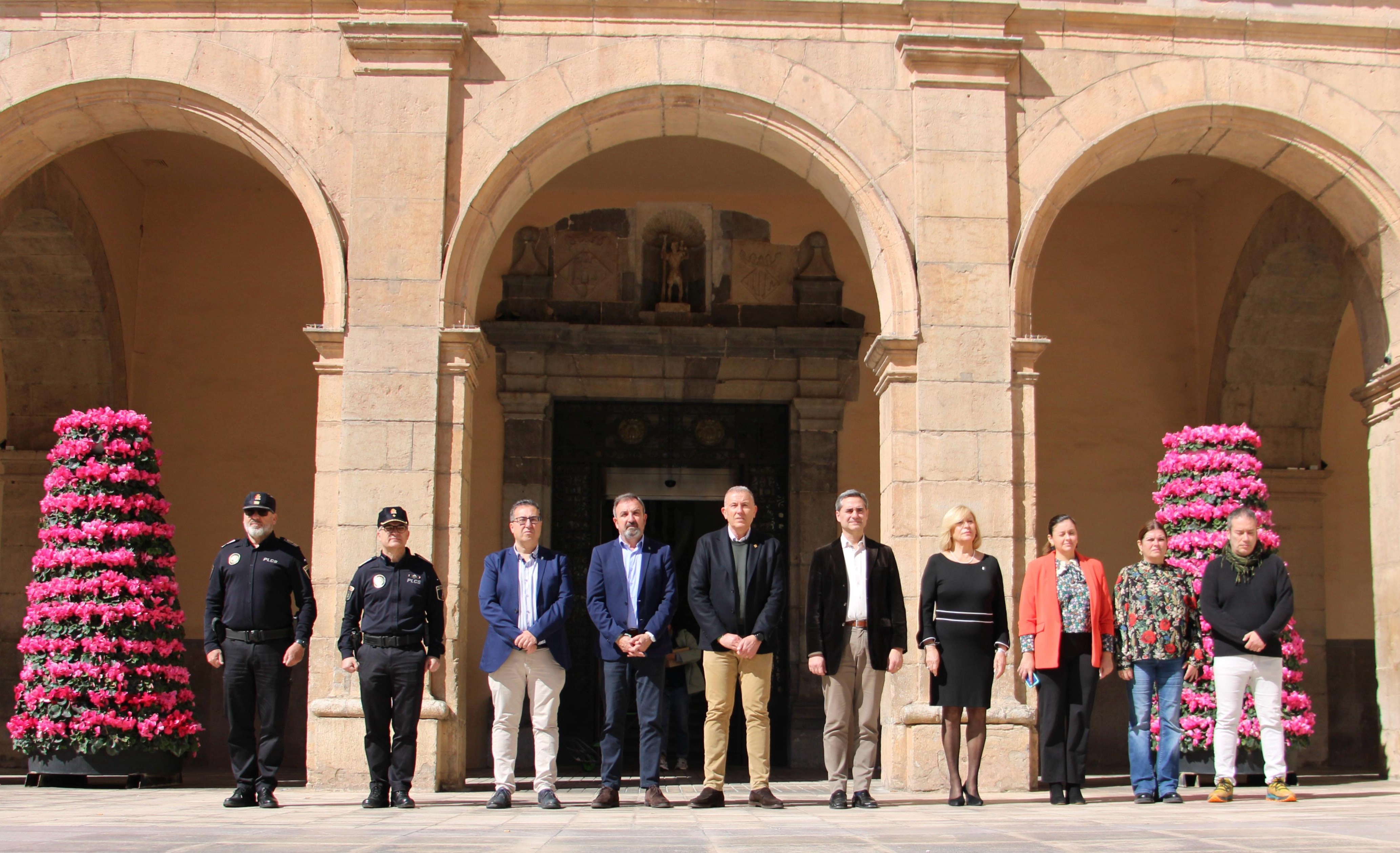 La Plaça Major acull un minut de silenci en memòria de les víctimes del terrorisme i dels atemptats del 11- M a Madrid