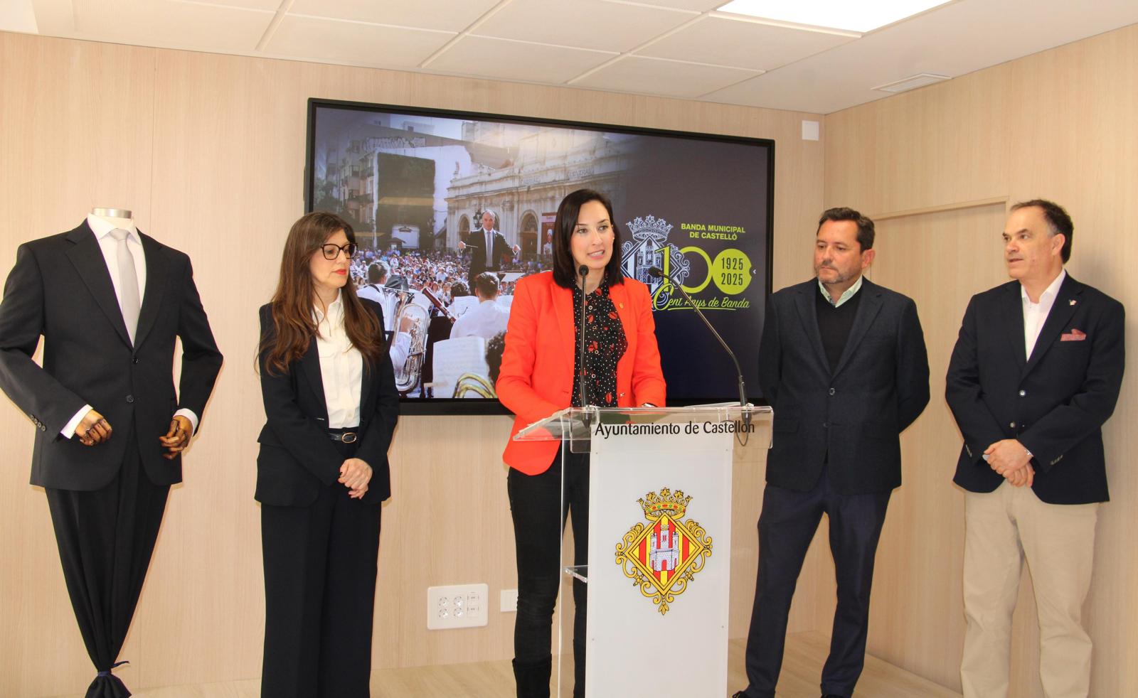La regidora de Cultura presenta els nous uniformes de la Banda Municipal i el vídeo commemoratiu amb motiu del seu centenari