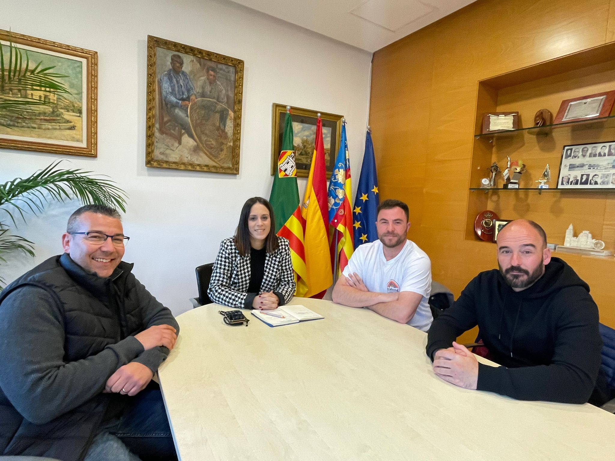 La tinenta alcalde del Grau i la Comissió Taurina del Grau aborden la seguretat del “encierro” en les Festes de Sant Pere