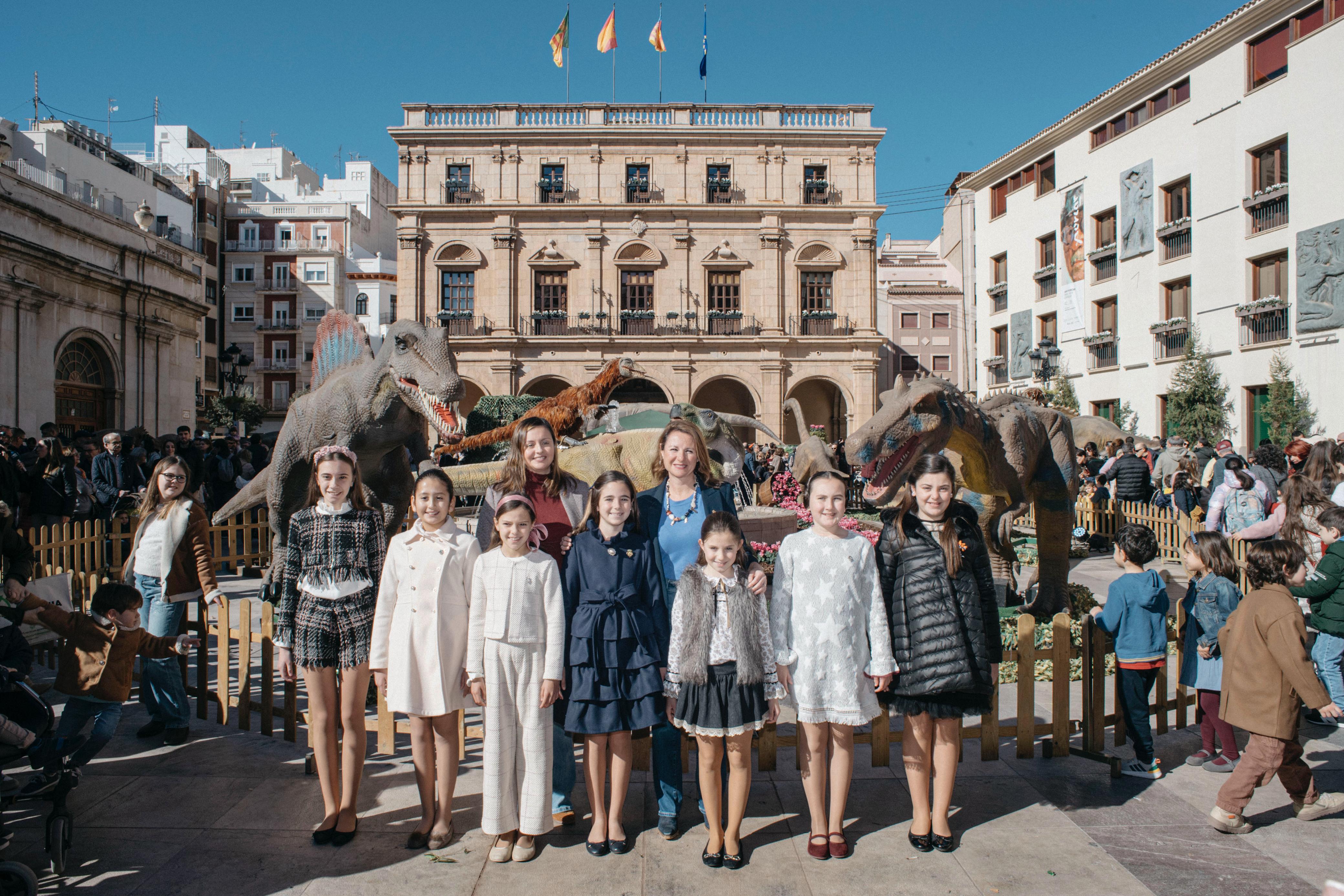 Desenes de famílies visiten Expojurásico en el seu primer dia a Castelló amb més de 30 dinosaures a escala real en el centre de la ciutat
